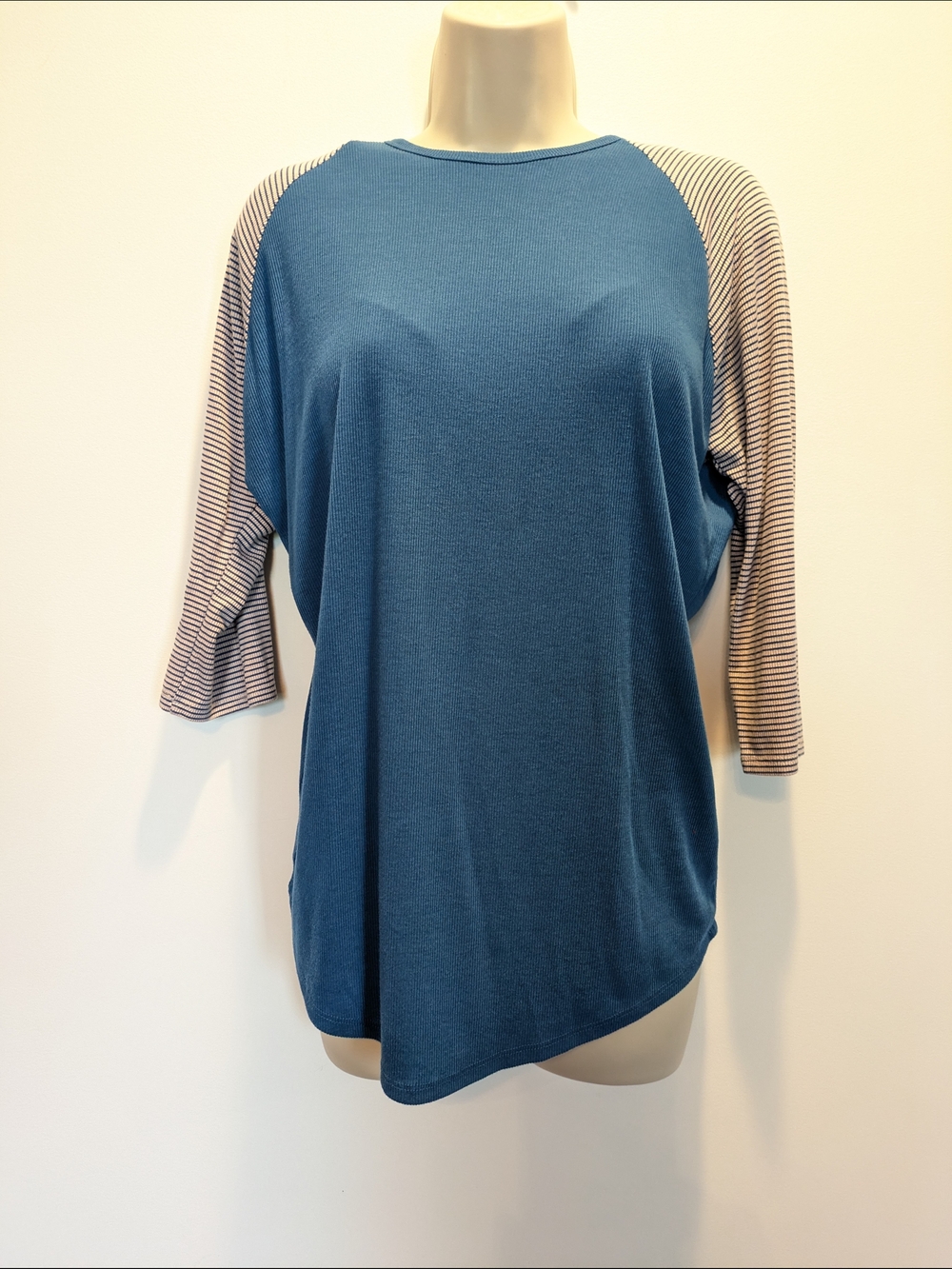 LuLaRoe Randy Turquois Raglan Women's Top with Striped 3/4 Sleeves Med